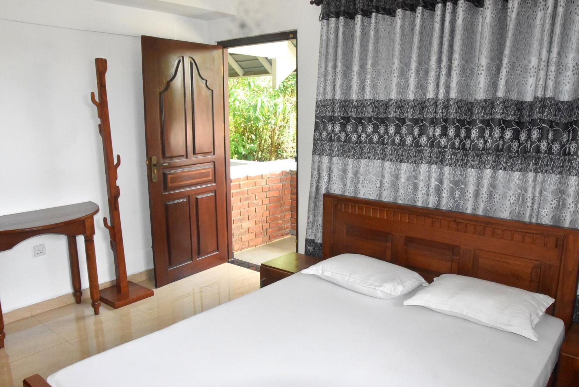 Rathna Gems Halt Hotel Ratnapura Exterior foto